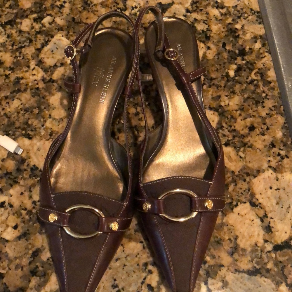 Pointy toed low heeled shoes
